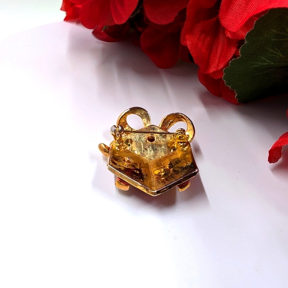Present Design Vintage Brooch with Genuine Crystal and Enamel Accents - Picture 3 of 4